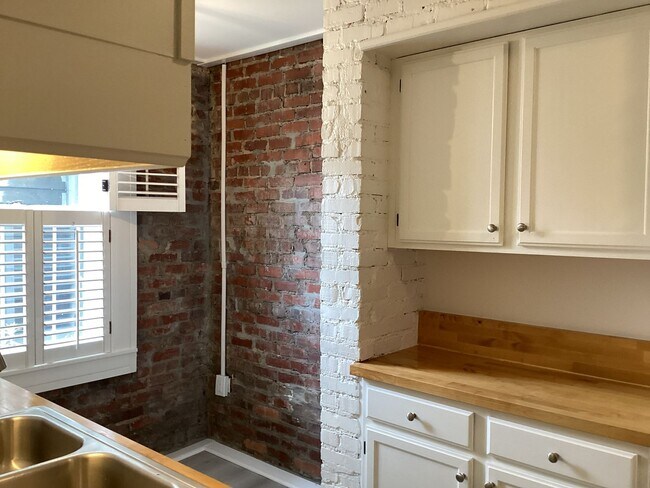 Building Photo - 114 E Jones St