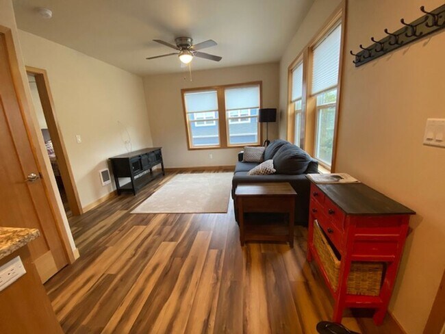 Building Photo - Unfurnished updated ADU above garage in the Parks at Broken Top