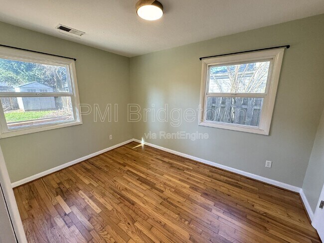 Building Photo - 9545 N Hodge Ave