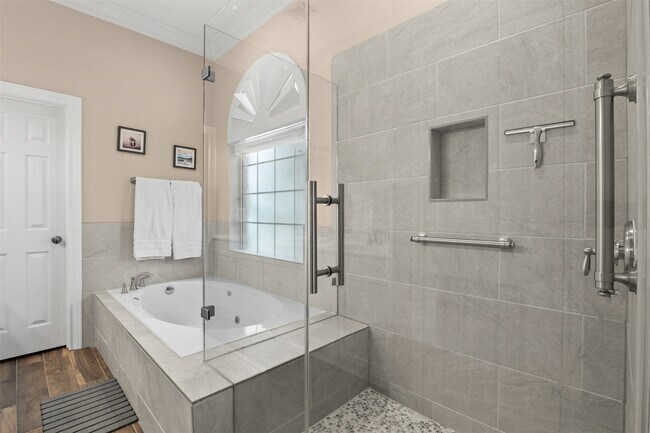 Building Photo - 14030 Shoreline Dr