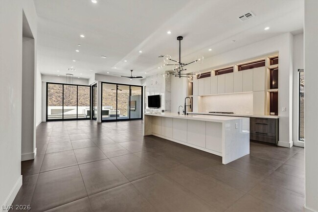Building Photo - 692 Scenic Cliff Dr