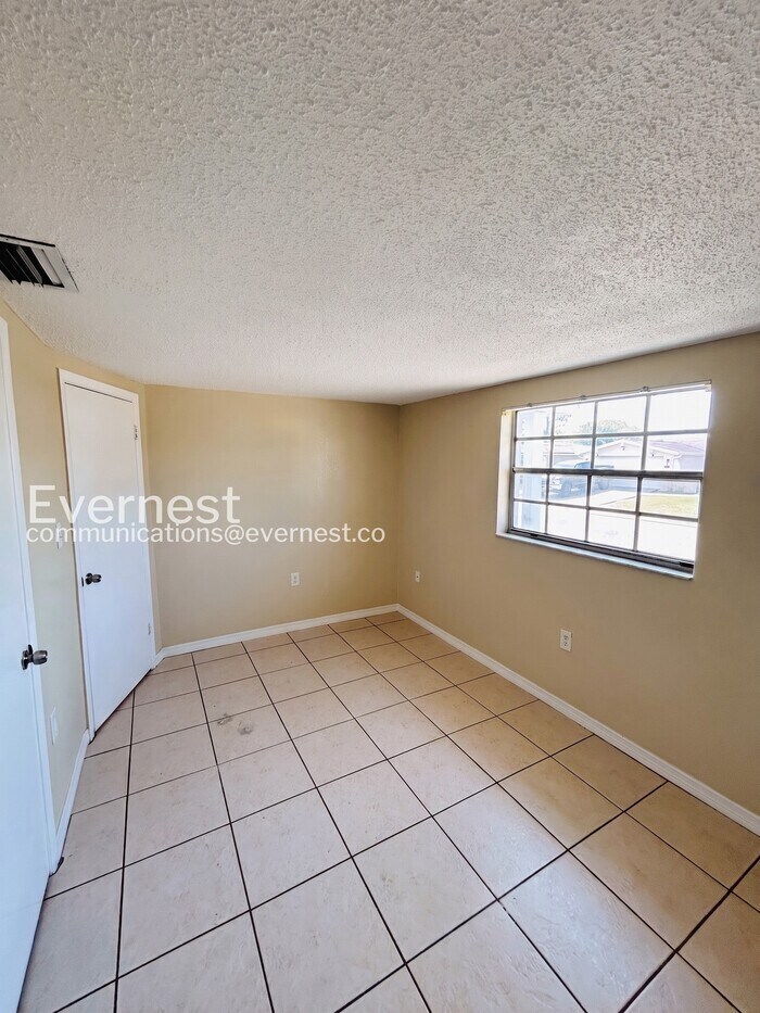 Building Photo - 9130 Chatam Ln
