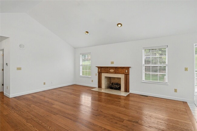 Building Photo - 102 Lexington Ln