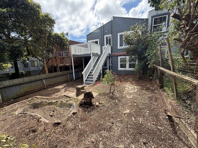 Building Photo - Bright Sunnyside Home with Fireplace, Bay Windows & Private Backyard!