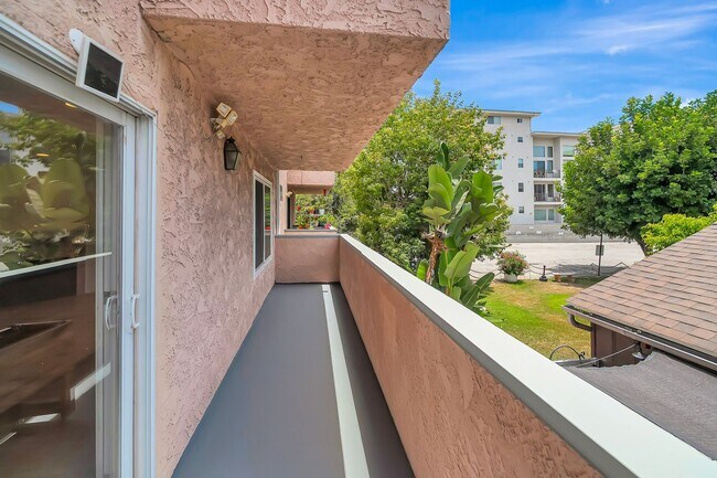 Building Photo - 4424 Coldwater Canyon Ave