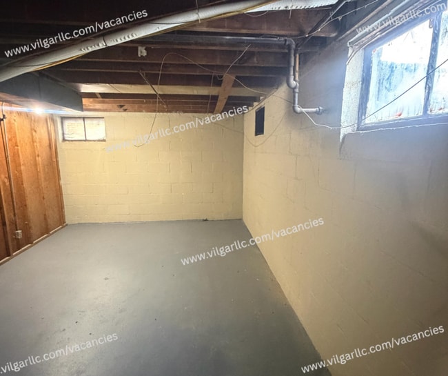 Building Photo - Spacious 2 Bedrooms • 1 Bathroom Home