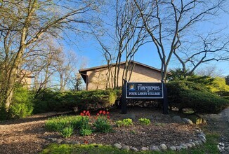 Building Photo - 5915 Meadow Dr