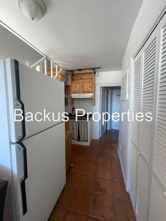 Building Photo - Wonderful furnished upper Seaside unit
