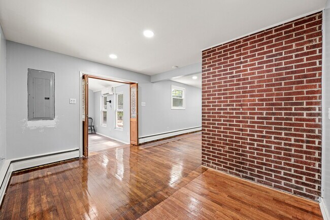 Building Photo - 25 E Pennsbury Way