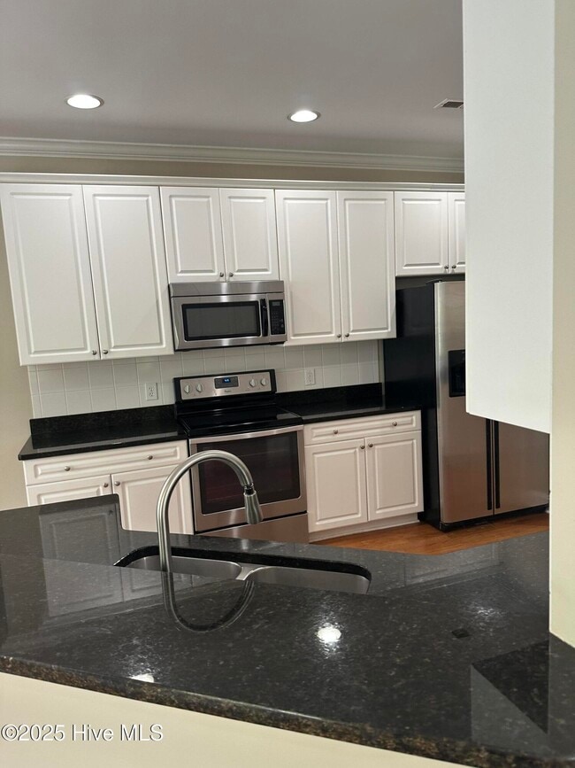 Building Photo - 8854 Plantation Landing Dr