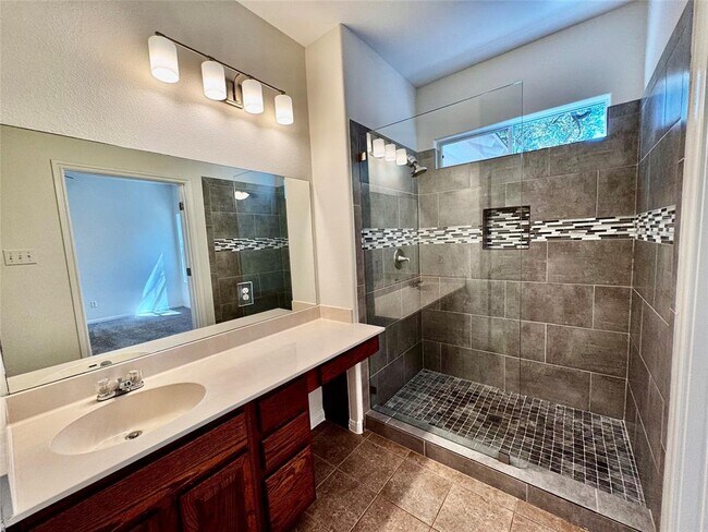 Building Photo - 2209 Independence Dr