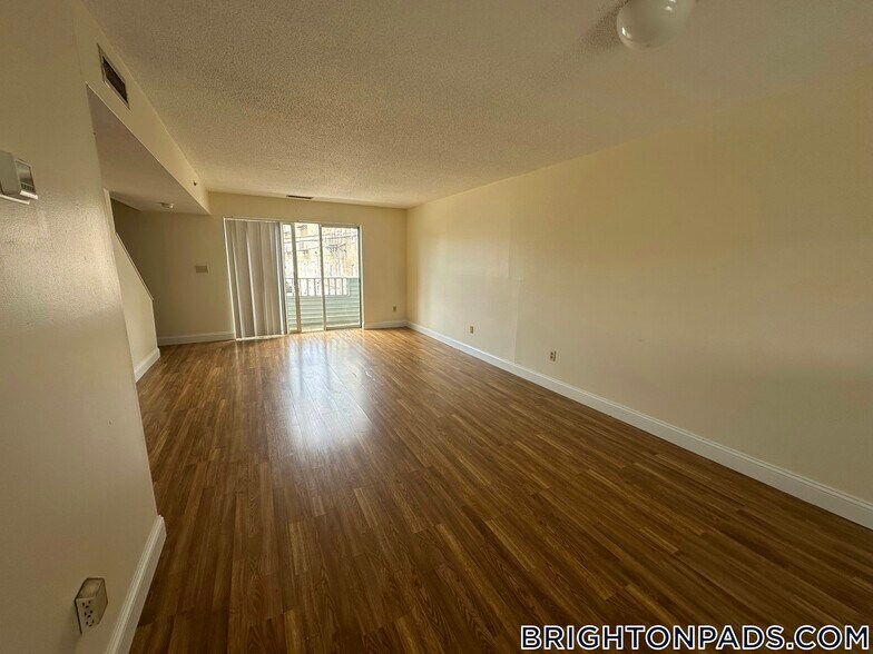 Building Photo - 154 N Beacon St