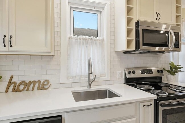 Building Photo - 2695 Bellwood Ave