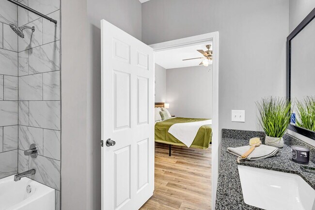 Building Photo - TDY & Cruisers Welcome!