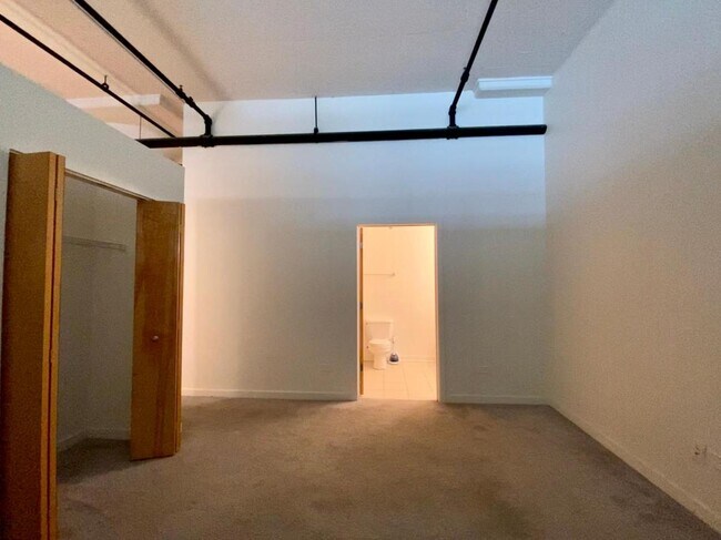 Building Photo - 1224 W Van Buren St