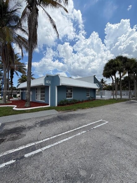Building Photo - 411 Executive Center Dr