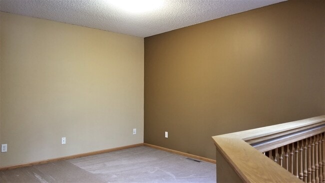 Building Photo - 725 Evergreen Cir