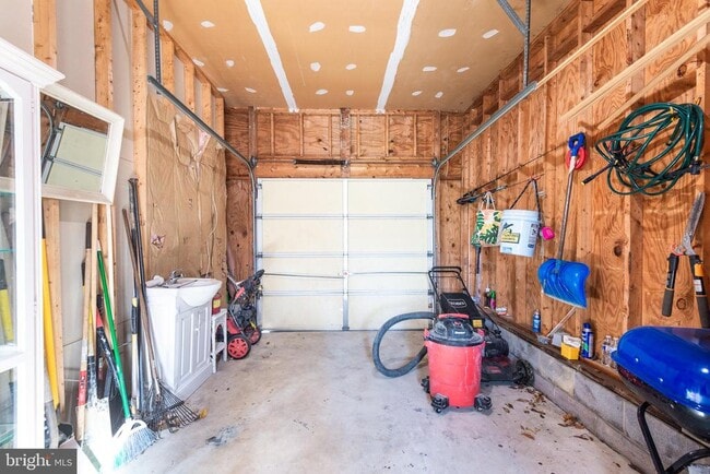 Building Photo - 8460 Colony Cir