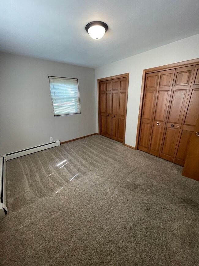 Building Photo - 1344 Meadow Ln