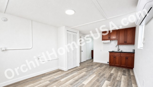 Building Photo - 240 E Beech Ave