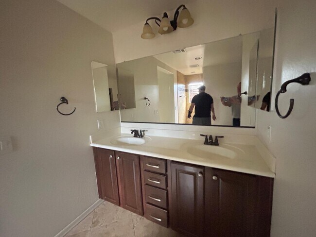 Building Photo - 5537 W Desert Hollow Dr