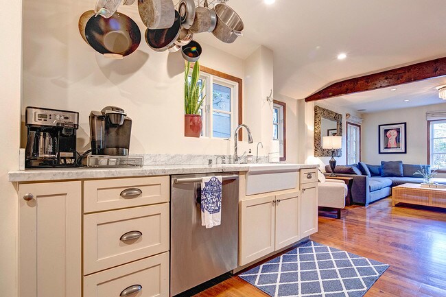 Building Photo - 1531 Marmont Ave