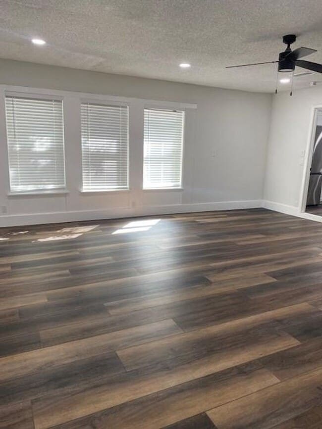 Building Photo - Remodel, large lot