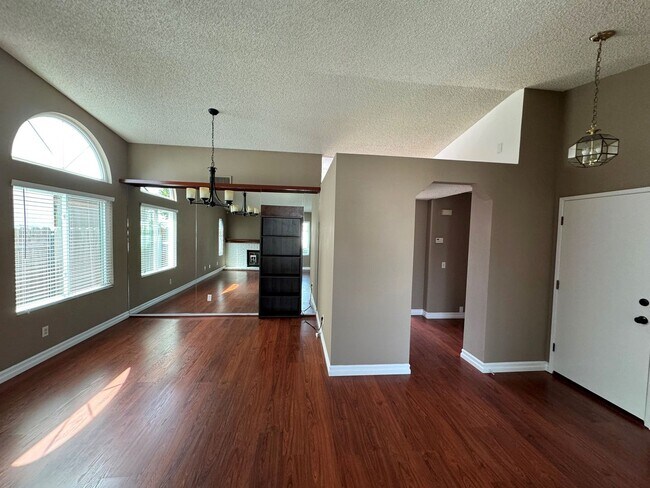 Building Photo - Quaint Home in Quiet East Ventura Neighborhood