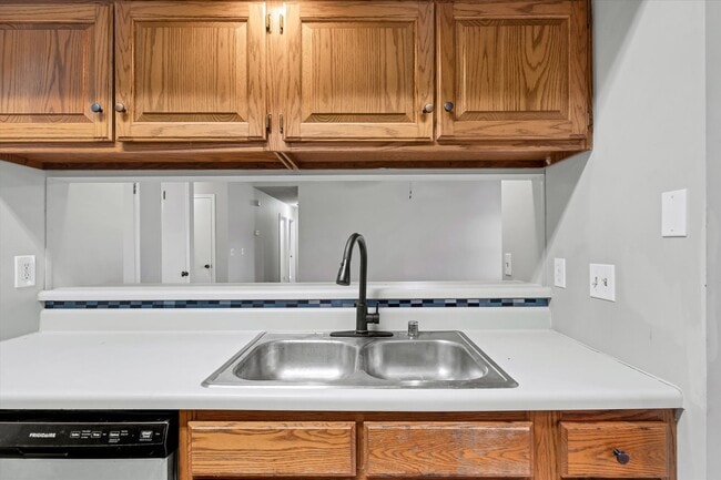 Building Photo - 3 Bed • 2 Bath • Valley View School District