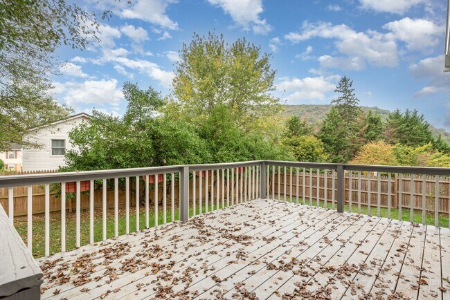 Building Photo - Spacious 3 bedroom Split level