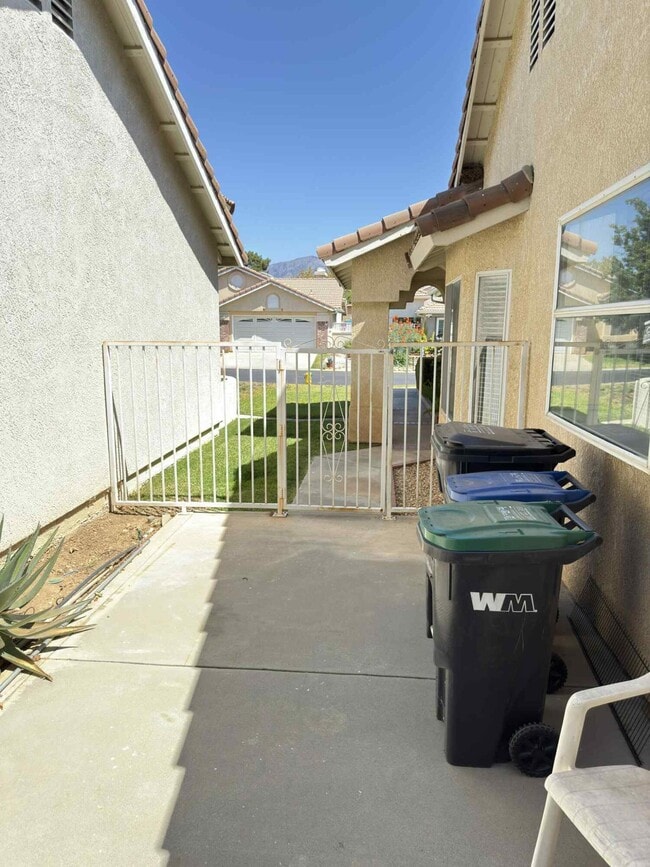 Building Photo - 2890 Summer Set Cir