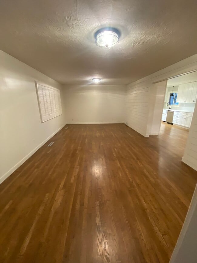 Building Photo - Gorgeous Fully Remodeled 3 Bed 1.5 baths a...