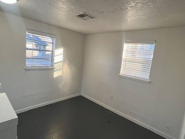 Building Photo - (1) Bed/(1) Bath Carriage House Close to C...