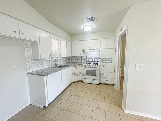 Building Photo - 3409 Overland Dr