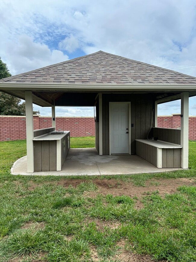 Building Photo - 1548 Hickory