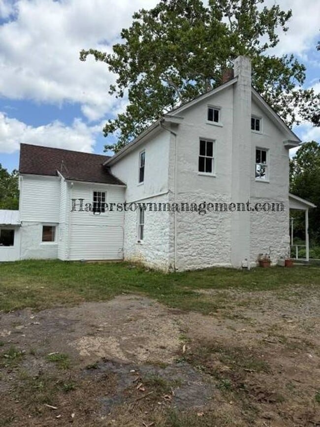 Building Photo - Farmhouse in Clear Spring