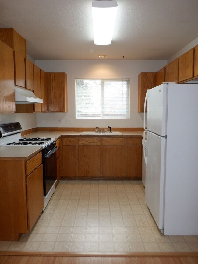 Building Photo - Single Level 2 Bed/2 Bath End Unit with Ga...