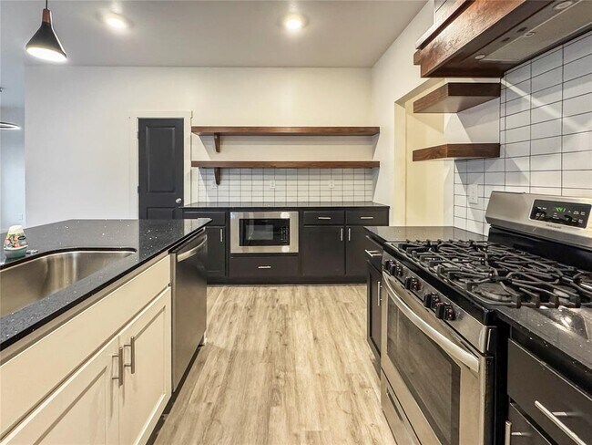 Building Photo - 305 7th St