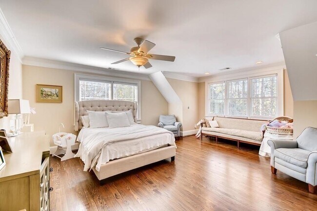 Building Photo - 2105 Brookview Dr NW