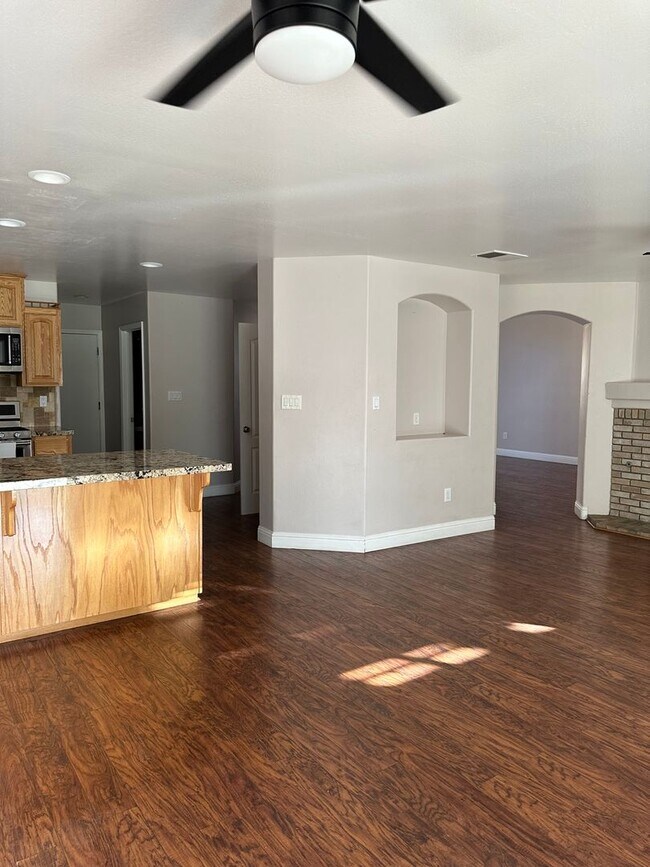 Building Photo - Two story home in Bakersfield