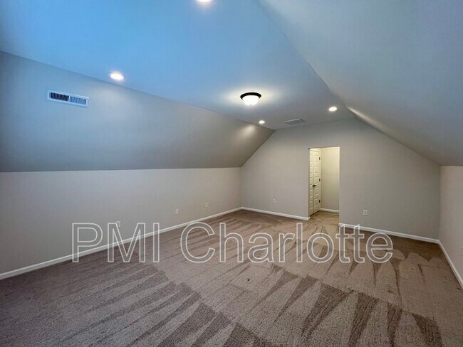 Building Photo - 1135 Overlake Dr