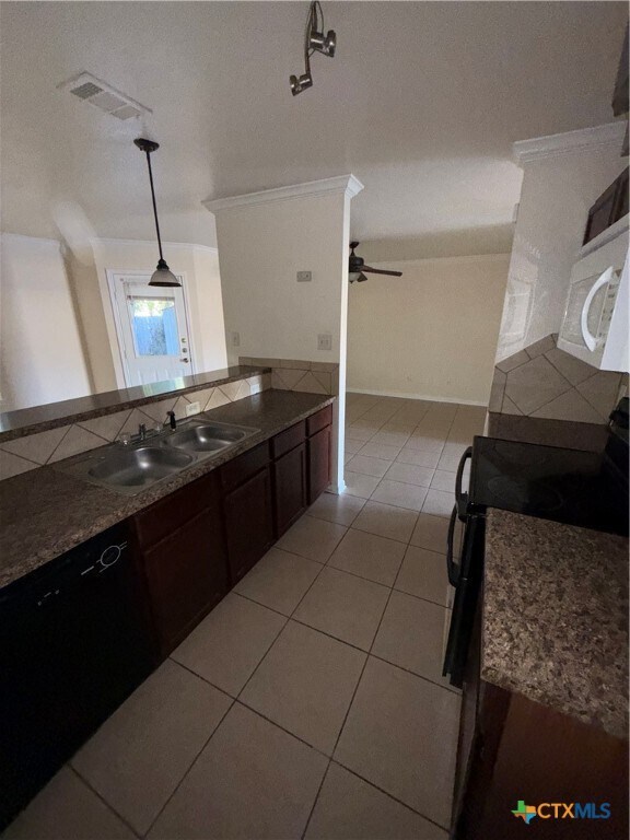 Building Photo - 102 Kings Ct