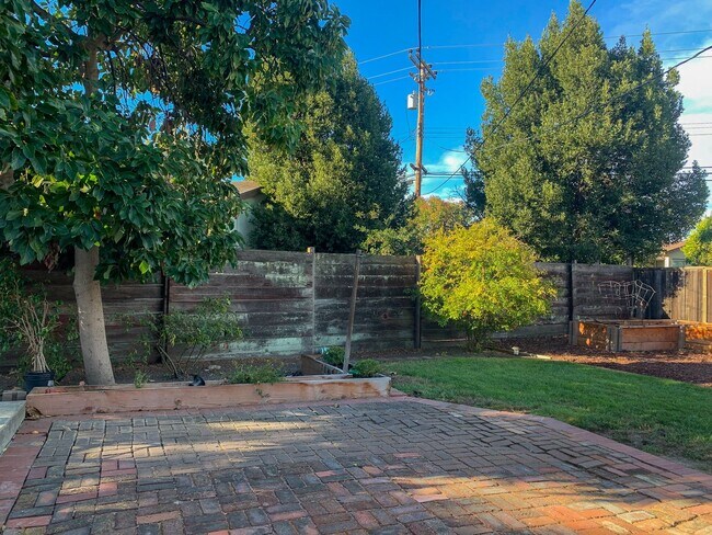 Building Photo - Single level 3 Bedroom Home on a Spacious Corner Lot!