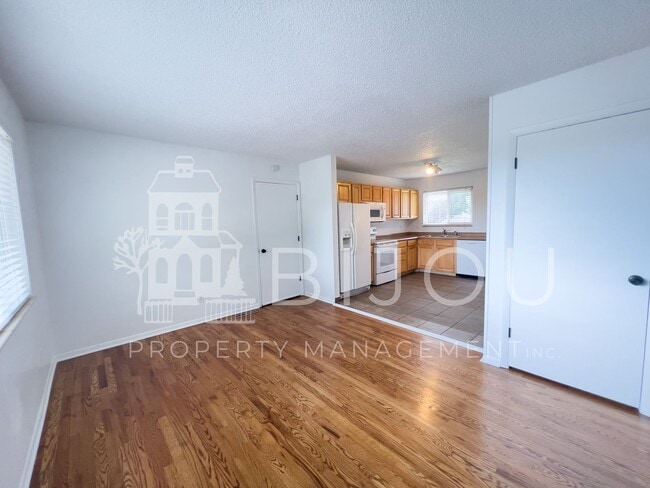 Building Photo - Lovely Four Bedroom