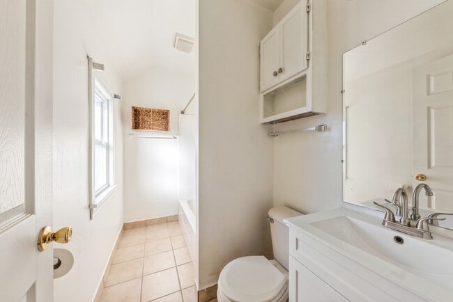 Building Photo - 425 E 9th St