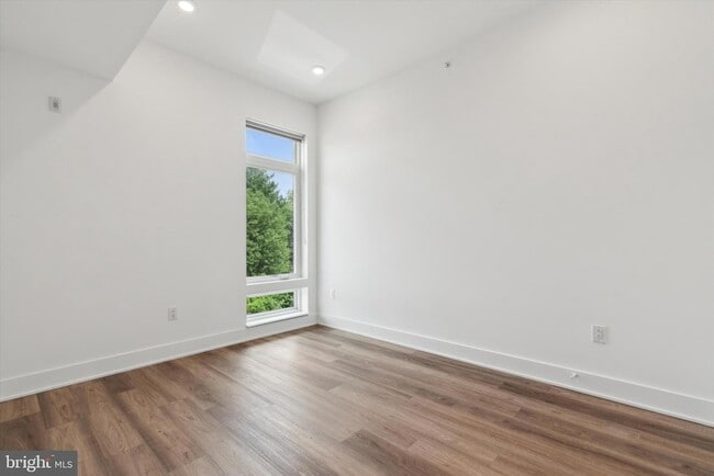 Building Photo - 5545 Pulaski Ave