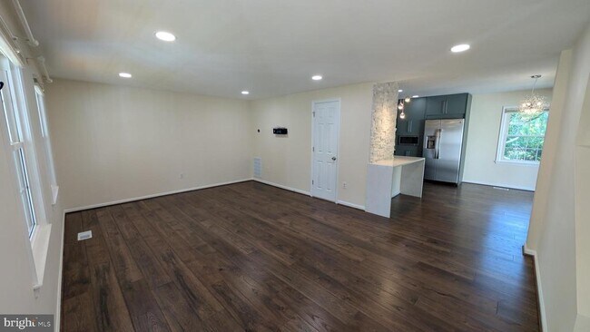 Building Photo - 5813 Shana Pl