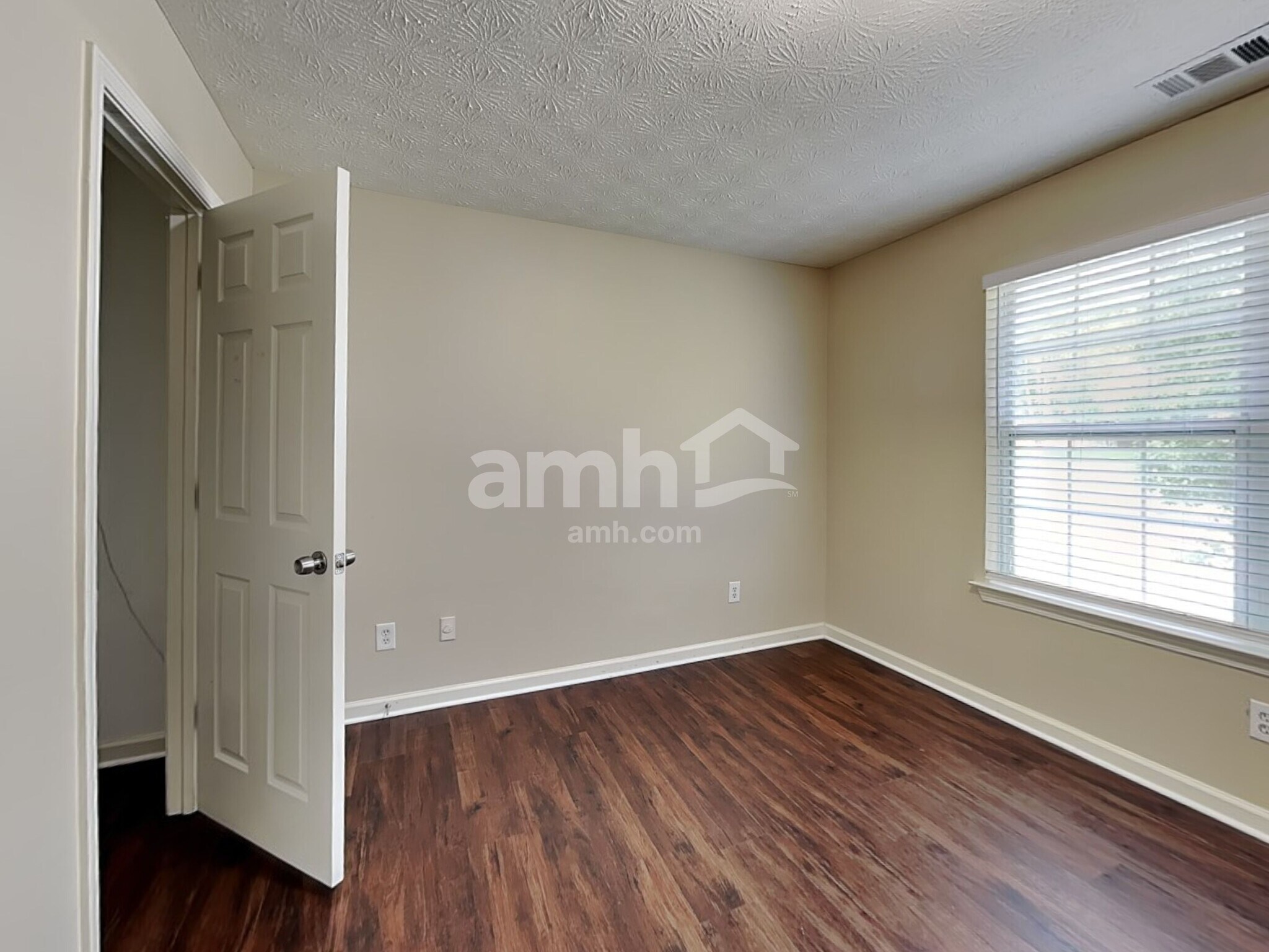 Building Photo - 1728 Silverchase Dr SW