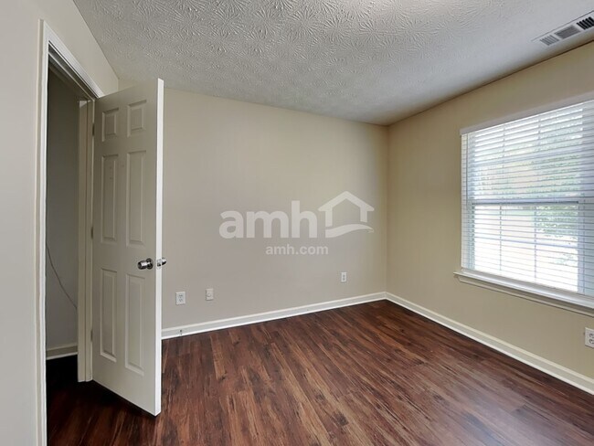 Building Photo - 1728 Silverchase Dr SW