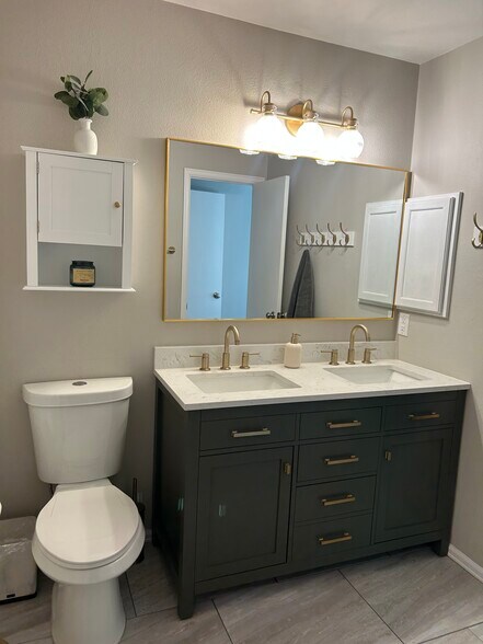 Building Photo - 1818 S Quebec Way